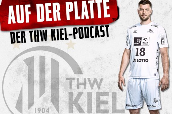Ein männlicher Handballspieler in einem weißen THW Kiel Trikot steht neben dem THW Kiel Logo. Darüber steht in fetter roter und schwarzer Schrift: AUF DER PLATTE DER THW KIEL-PODCAST.
