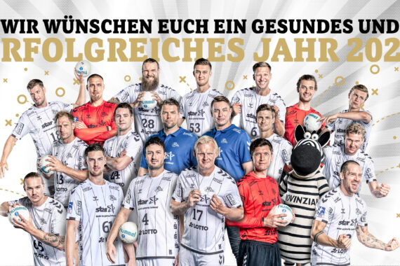 Eine Männerhandballmannschaft in weißen Trikots steht zusammen und hält Handbälle, mit einem Maskottchen im Schiedsrichterhemd. Über ihnen wünscht ein deutscher Text ein gesundes und erfolgreiches Jahr 2020. Goldene und weiße Festtagsgrafiken schmücken den Hintergrund.
