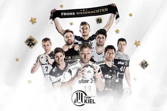 Acht männliche Handballer des THW Kiel posieren zusammen, einige halten Handbälle. Ein Spieler im Hintergrund hält einen Schal mit der Aufschrift Frohe Weihnachten. Goldene Sterne zieren den weißen Hintergrund. Am unteren Rand ist das Logo des THW Kiel zu sehen.