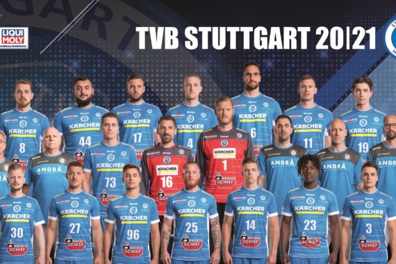 Gruppenfoto der Handballmannschaft des TVB Stuttgart für die Saison 2020/21, mit Spielern und Betreuern in Mannschaftskleidung vor einem blauen Hintergrund mit Vereinslogo und Sponsoren.