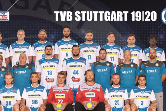 Mannschaftsfoto des Handballkaders 2019/2020 des TVB Stuttgart. Spieler und Betreuer tragen in drei Reihen angeordnete Mannschaftstrikots, im Hintergrund sind das Vereinslogo und die Logos der Sponsoren zu sehen.