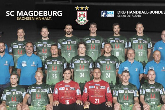 Gruppenfoto der Handballmannschaft des SC Magdeburg in grünen Trikots mit Trainern, aufgenommen während der DKB Handball-Bundesliga-Saison 2017/2018, oben sind die Logos der Mannschaft und der Sponsoren zu sehen.