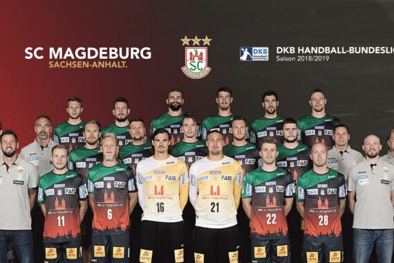 Mannschaftsfoto des Handballclubs SC Magdeburg in Uniform, in Reihen mit Trainern und Betreuern, unter einem Banner für die DKB Handball-Bundesliga Saison 2018/2019.