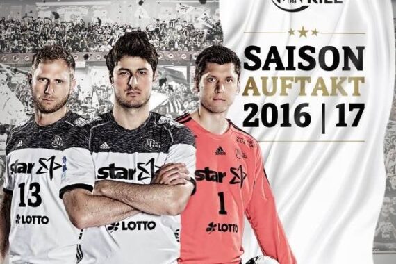 Drei männliche Handballspieler des THW Kiel posieren in Mannschaftstrikots vor einer Menschenmenge und einer großen THW Kiel-Fahne mit der Aufschrift SAISON AUFTAKT 2016/17.