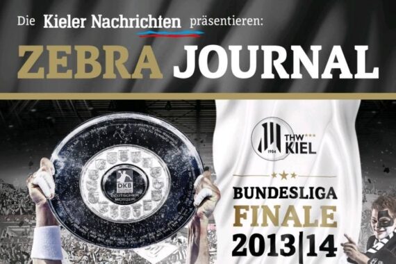 Das Cover des Zebra Journals zeigt eine große Hand, die ein Bundesliga-Meisterschaftsschild, das Logo des THW Kiel und den Text hält: Bundesliga Finale 2013/14. Im Hintergrund feiern die Fans.
