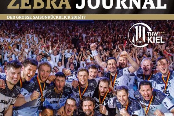 Eine jubelnde Handballmannschaft posiert mit Medaillen und feiert vor jubelnden Fans. Oben der Magazintitel Zebra Journal und das Logo des THW Kiel, unten Der große Saisonrückblick 2016/17 in gelber Schrift.