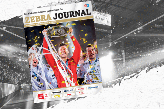 Die Titelseite des Zebra Journals zeigt drei jubelnde Handballspieler, die einen Pokal über ihren Köpfen halten und auf einer mit Konfetti gefüllten Bühne mit einer jubelnden Menge im Hintergrund feiern.