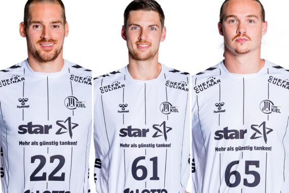 Drei männliche Sportler in weißen Sporttrikots mit schwarzen Streifen, Logos und den Nummern 22, 61 und 65 stehen nebeneinander und blicken vor einem weißen Hintergrund in die Kamera.