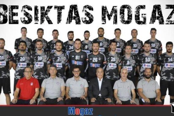 Ein Gruppenfoto der Handballmannschaft von Besiktas Mogaz mit stehenden und sitzenden Spielern in Mannschaftsuniformen, Trainern und Betreuern, die vorne sitzen, und dem Mannschaftsnamen in großer Schrift darüber.