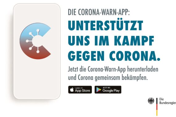 Smartphone mit dem Logo der Corona-Warn-App neben einem deutschen Text, der dazu auffordert, die App herunterzuladen, um bei der Bekämpfung des Coronavirus zu helfen, mit den Logos von App Store und Google Play und dem Logo der deutschen Regierung unten rechts.