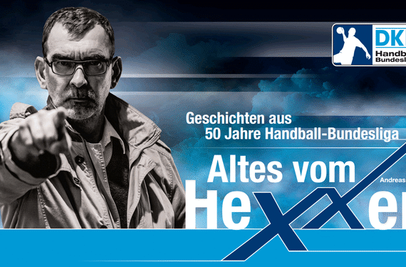 Ein ernster Mann in Jacke und Brille zeigt nach vorne. Der deutsche Text lautet Geschichten aus 50 Jahren Handball-Bundesliga. Altes vom Hexer. Andreas Thiel. Das Logo der DKB Handball-Bundesliga erscheint oben rechts.