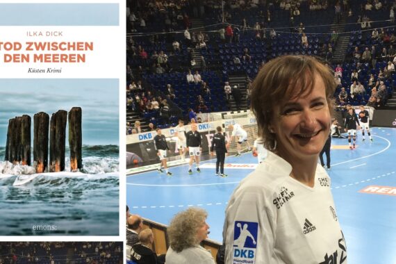 Eine Frau in einem weißen Handballtrikot lächelt in einer Halle, in der sich die Spieler auf dem Spielfeld aufwärmen. Neben ihr ist ein Buchcover mit dem Titel Tod zwischen den Meeren von Ilka Dick zu sehen, das Holzpfähle im Meer zeigt.