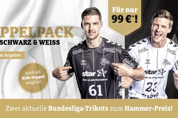 Zwei männliche Fußballspieler lächeln und posieren in schwarz-weißen Trikots. Der Text wirbt für ein "DOPPELPACK IN SCHWARZ & WEISS" Bundesliga-Trikotangebot für 99€. Buttons weisen auf Kindersets und ein Sonderangebot hin. Creme- und Goldtöne dominieren das Design.