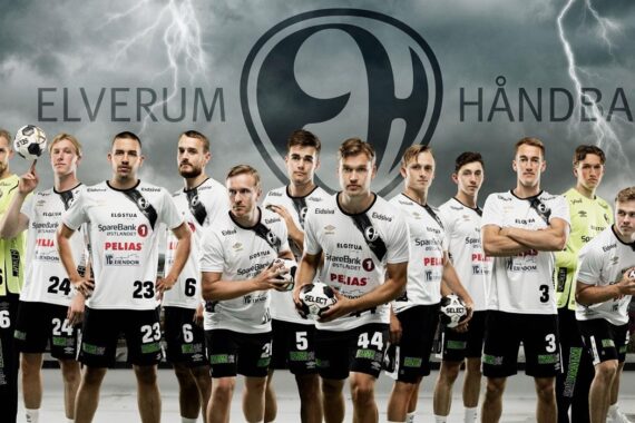 Eine Gruppe von männlichen Handballspielern in weißen und schwarzen Trikots posiert selbstbewusst vor einem stürmischen Himmel mit Blitzen und dem Elverum Håndball-Logo im Hintergrund.