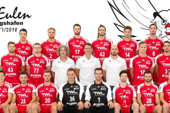 Ein Gruppenfoto der Handballmannschaft Die Eulen Ludwigshafen in der Saison 2017/2018. Die Spieler in roten Trikots und die Trainer in weißen Hemden stehen und sitzen in einer Reihe, mit einer großen Eulengrafik und dem Teamnamen im Hintergrund.