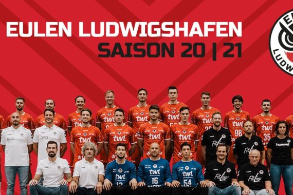 Mannschaftsfoto des Handballvereins Eulen Ludwigshafen für die Saison 2020-21, mit Spielern und Betreuern in rot-weißer Kleidung, die vor einem roten Hintergrund mit dem Vereinsnamen und -logo posieren.
