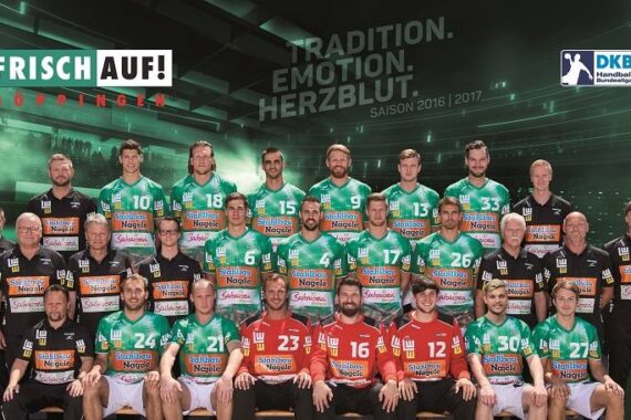 Gruppenfoto der FRISCH AUF! Göppinger Handballerinnen und Handballer in ihren Trikots, aufgereiht vor einem digitalen Hintergrund mit Vereinsnamen, Slogans und den Logos der DKB Handball-Bundesliga.
