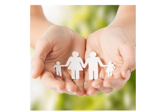 Ein Paar schalenförmiger Hände hält sanft Papierausschnitte einer Familie mit zwei Eltern und zwei Kindern, die Fürsorge, Schutz und Unterstützung symbolisieren. Der Hintergrund ist sanft mit grünen und gelben Tönen verschwommen.