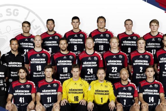 Eine Männerhandballmannschaft posiert in drei Reihen und trägt schwarze und rote Trikots mit Sponsorenlogos. Vorne sitzen zwei Spieler in gelben Torwarttrikots. In den Ecken erscheinen ein Vereinslogo und der Text 2014-2015.