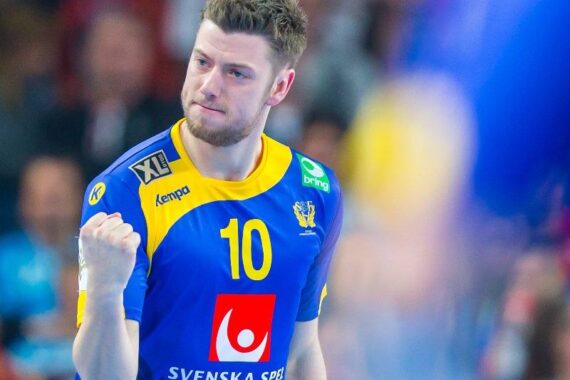 Ein männlicher Handballspieler in einem blau-gelben Trikot mit der Nummer 10 ballt während eines Spiels jubelnd die Faust. Auf dem Trikot steht SVENSKA SPEL. Der Hintergrund ist mit Zuschauern unscharf.