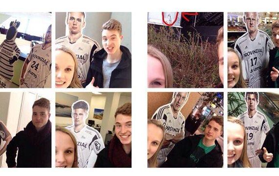Eine Collage aus acht Selfies, auf denen zwei junge Menschen mit Pappfiguren von Sportlern und einer Zebra-Statue in verschiedenen Innen- und Außenbereichen posieren. Auf jedem Foto sind die gleichen beiden Personen zu sehen, die in die Kamera lächeln.