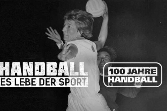 Schwarz-Weiß-Bild von zwei Frauen beim Handballspiel; eine springt, um den Ball zu werfen. Der Text lautet: HANDBALL ES LEBE DER SPORT und 100 JAHRE HANDBALL in fetten weißen Buchstaben.