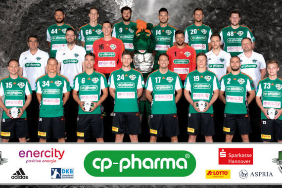 Eine Männerhandballmannschaft in grün-schwarzen Trikots stellt sich in Reihen für ein Gruppenfoto auf, hinter ihnen das Teampersonal. Der Mannschaftsname "Die Recken" und Sponsorenlogos sind am unteren Rand zu sehen.