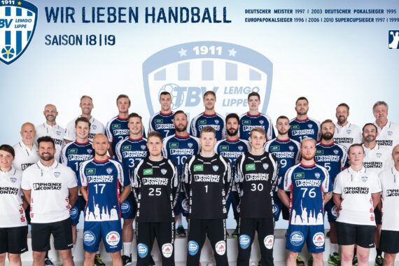 Gruppenfoto der Handballmannschaft des TBV Lemgo Lippe, Saison 2018/19, mit Spielern und Betreuern in Trikots, die in Reihen vor einem weißen Hintergrund stehen. Über ihnen sind das Mannschaftslogo und die Saisoninformationen zu sehen.