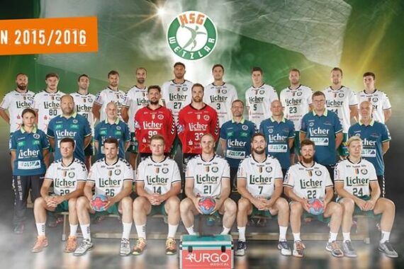 Gruppenfoto der Handballmannschaft der MSG Wetzlar in der Saison 2015/2016. Spieler und Betreuer posieren in drei Reihen in Mannschaftstrikots mit Licher Sponsorenlogos vor einem grün-weißen Hintergrund.