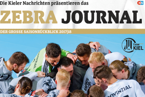 Eine Handballmannschaft kauert auf einem blauen Spielfeld zusammen. Der Text darüber lautet: Die Kieler Nachrichten präsentieren das Zebra Journal. Der große Saisonrückblick 2017/18. Rechts ist das Logo des THW Kiel zu sehen.
