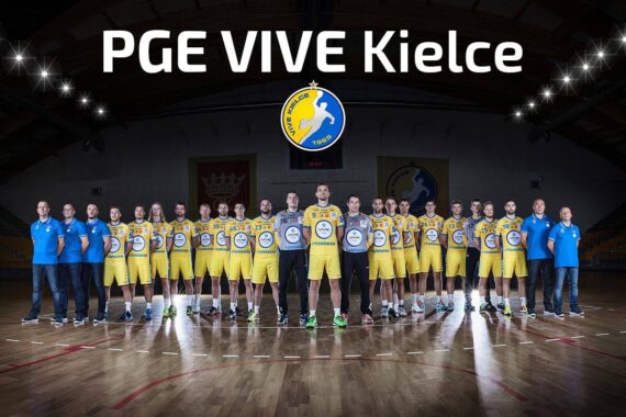 Eine Profi-Handballmannschaft in gelben Trikots posiert mit Trainern in blauen Hemden auf einem Hallenplatz. Über ihnen steht der Text "PGE VIVE Kielce" und ein blau-gelbes Teamlogo.