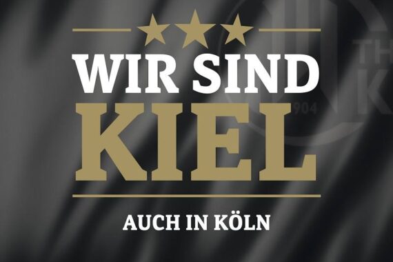 Textgrafik mit drei goldenen Sternen über den deutschen Worten WIR SIND KIEL in fetten weißen und goldenen Buchstaben und AUCH IN KÖLN in kleineren weißen Buchstaben auf dunklem Hintergrund.