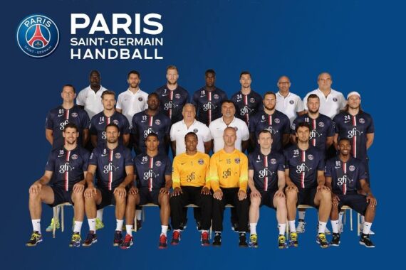 Ein Gruppenfoto der Handballmannschaft von Paris Saint-Germain mit Spielern und Betreuern in Mannschaftsuniformen, die in drei Reihen vor einem blauen Hintergrund mit dem PSG-Logo und dem Text PARIS SAINT-GERMAIN HANDBALL posieren.