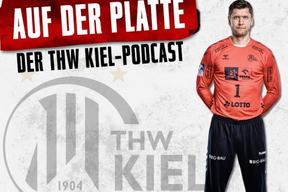Ein Mann in einem orangefarbenen Torwarttrikot steht neben dem Logo des THW Kiel. Darüber steht in Fettschrift Auf der Platte und darunter Der THW Kiel-Podcast auf weißem Hintergrund mit grauen Akzenten.