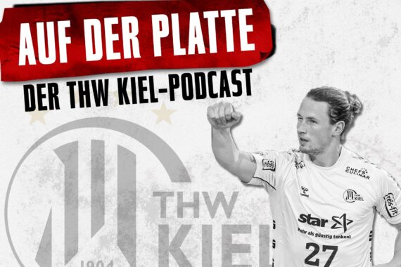 Ein Handballspieler in einem weißen Trikot mit der Nummer 27 steht neben dem Logo des THW Kiel. Oben steht in fetter Schrift AUF DER PLATTE und darunter DER THW KIEL-PODCAST. Das Bild ist in schwarz-weiß mit roten Akzenten gehalten.