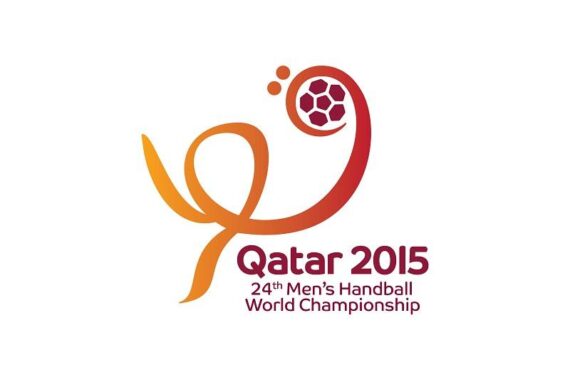 Das Logo für die 24. Handball-Weltmeisterschaft der Männer in Katar 2015 zeigt abstrakte orangefarbene und rote Linien, die einen Spieler darstellen, der einen Handball wirft, über dem Veranstaltungsnamen in kastanienbrauner Schrift auf weißem Hintergrund.