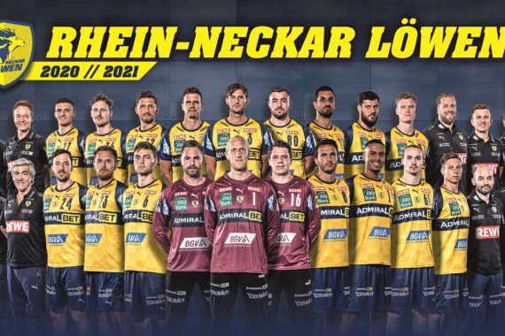 Gruppenfoto der Handballmannschaft der Rhein-Neckar Löwen 2020/2021 mit Spielern und Betreuern in gelben, blauen und roten Trikots vor einem blauen Hintergrund mit Teamname und Logo.