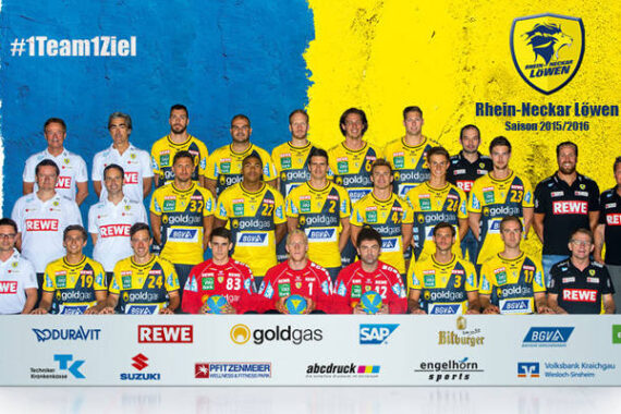 Ein Gruppenfoto der Handballmannschaft der Rhein-Neckar Löwen und ihrer Mitarbeiter in gelben und blauen Trikots vor einem blau-gelben Hintergrund mit den Logos der Teamsponsoren und dem Text "#1Team1Ziel Rhein-Neckar Löwen Saison 2015/2016".