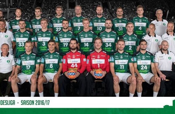 Eine Männer-Handballmannschaft in grünen Trikots posiert mit Trainern, Mitarbeitern, zwei Torhütern in Rot und einem Mannschaftsmaskottchen vor einem Stadionhintergrund. Auf einem Transparent steht "DKB-Handball Bundesliga - Saison 2016/17".