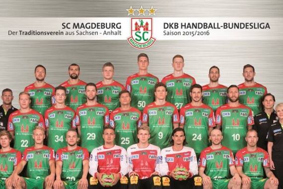 Mannschaftsfoto der Handballer des SC Magdeburg aus der Saison 2015/2016, alle in grün-roten Trikots, in Reih und Glied vor einer Kulisse mit Vereinslogo und Sponsorennamen.