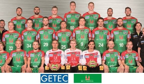 Eine Herren-Handballmannschaft posiert für ein Gruppenfoto in grün-roten Trikots, mit Trainern und Betreuern in Schwarz, die auf jeder Seite stehen und vorne sitzen. Unter der Mannschaft sind drei Logos zu sehen.