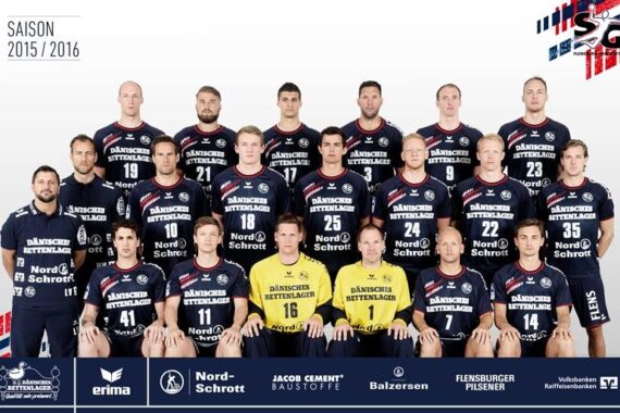 Gruppenfoto einer Männerhandballmannschaft in marineblauen Trikots, mit zwei Spielern in gelben Torwarttrikots, die in drei Reihen posieren. Der Hintergrund ist weiß und zeigt die Aufschrift "SAISON 2015/2016" und die Logos der Mannschaftssponsoren.