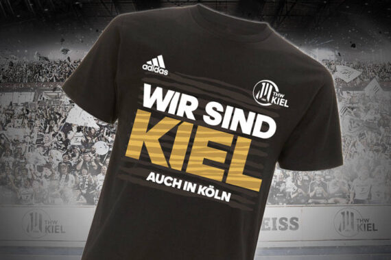 Ein schwarzes Adidas-T-Shirt mit dem THW Kiel-Logo und dem Schriftzug WIR SIND KIEL AUCH IN KÖLN in fetten weiß-goldenen Buchstaben vor einer jubelnden Sportlermenge.