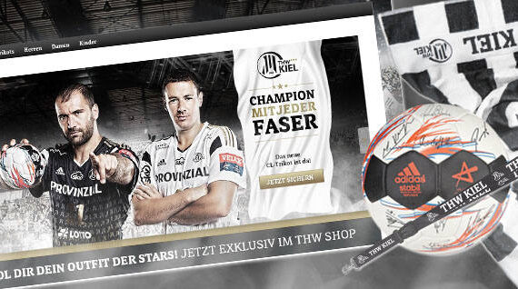 Die Website des THW Kiel zeigt drei Handballspieler in Trikots, die Bälle halten. Rechts daneben sind Vereinsartikel wie ein Schal und ein Adidas-Ball zu sehen. Der Text wirbt für exklusive Produkte im THW-Shop.