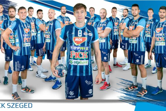 Eine Gruppe männlicher Handballspieler in blau gestreiften Uniformen stellt sich gemeinsam für ein Mannschaftsfoto auf. Ein Spieler steht vorne in der Mitte und hält einen Ball, während die anderen hinter ihm stehen. Auf dem Bild erscheinen MOL-PICK SZEGED und 2020/21.