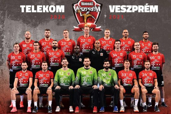 Ein Gruppenfoto der Handballmannschaft von Telekom Veszprém für die Saison 2020-2021 mit Spielern und Betreuern in roten und grünen Trikots vor einem Veszprém-Logo und der Aufschrift TELEKOM VESZPRÉM 2020 2021 im Hintergrund.