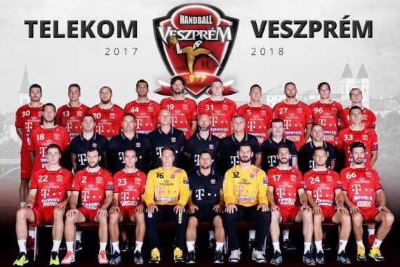 Eine Herren-Handballmannschaft, Telekom Veszprém, posiert in drei Reihen in roten Trikots, zwei davon in gelben Trikots. Hinter ihnen sind das Teamlogo und die Jahreszahl 2017-2018 zu sehen.
