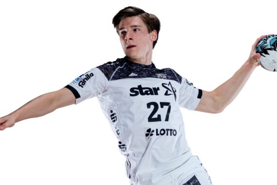 Ein männlicher Handballspieler in einem weißen Trikot mit der Nummer 27 bereitet sich darauf vor, einen Handball zu werfen. Er blickt nach links und hält den Ball in der rechten Hand, auf weißem Hintergrund.