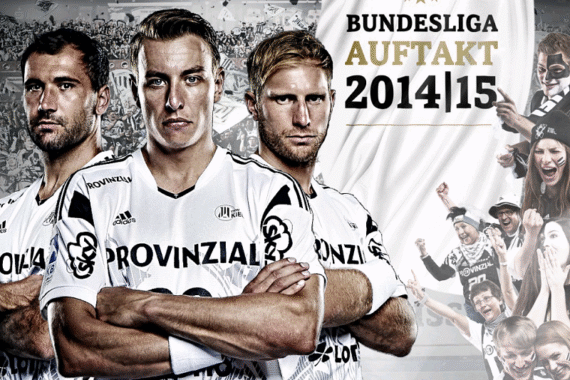 Drei ernsthafte Fußballspieler in weißen Trikots stehen mit verschränkten Armen vor den jubelnden Fans im Hintergrund. Der Text lautet: Bundesliga Auftakt 2014/15 mit drei goldenen Sternen darüber.