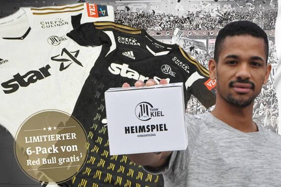 Ein Mann hält einen THW Kiel HEIMSPIEL-Kasten vor zwei THW Kiel-Handballtrikots. Auf einem Transparent steht "LIMITIERTER 6-Pack von Red Bull gratis!" und Fans jubeln vor einem schwarz-weißen Stadionhintergrund.